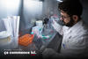 Homme dans une laboratoire avec des échantillons