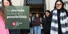 étudiants qui sortent de Tabaret, avec un boite de texte sur l'image qui présente le slogan Une journée, un monde de possibilités