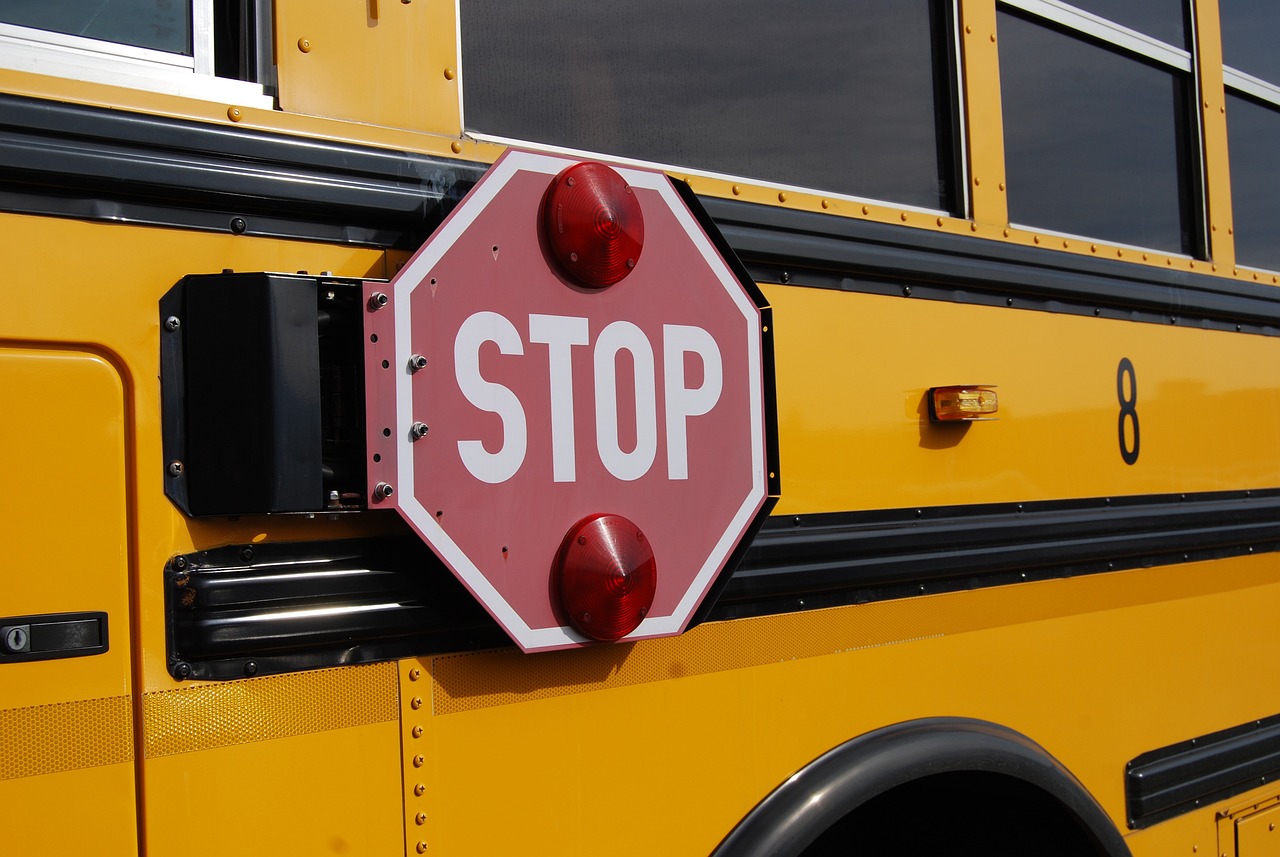 arret-stop-autobus-jaune