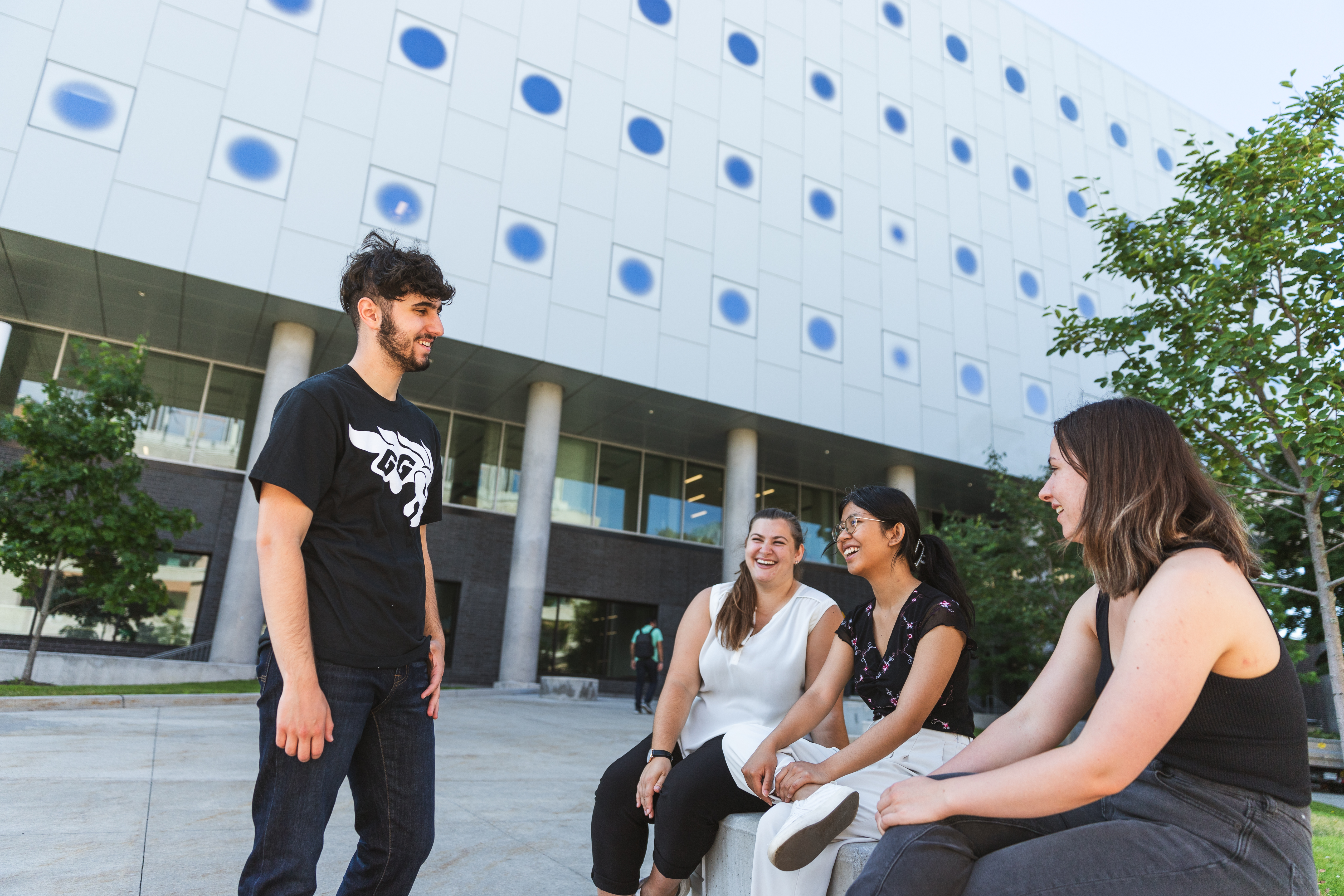Étudiantes et étudiants en train de parler devant le complexe STEM.