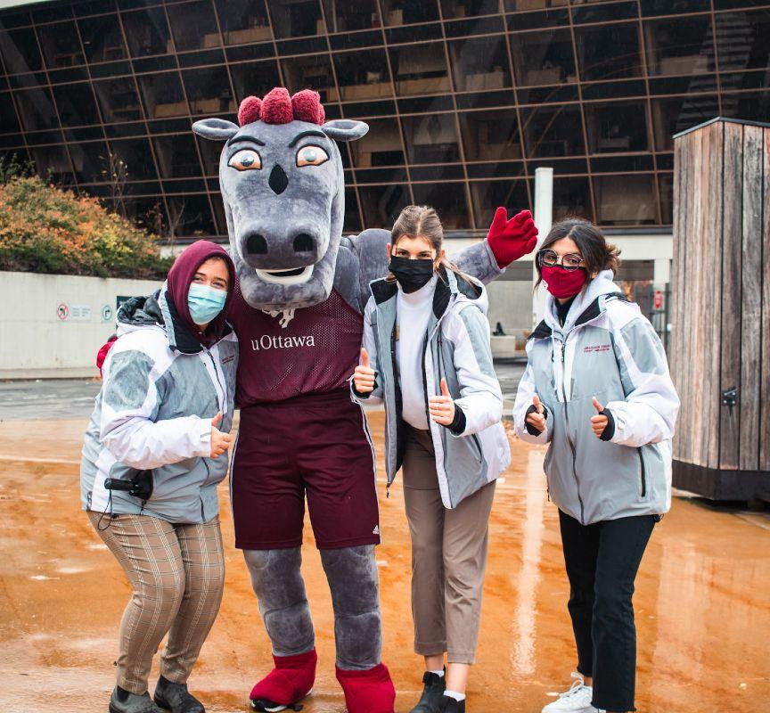 Students with Gee-Gees mascot