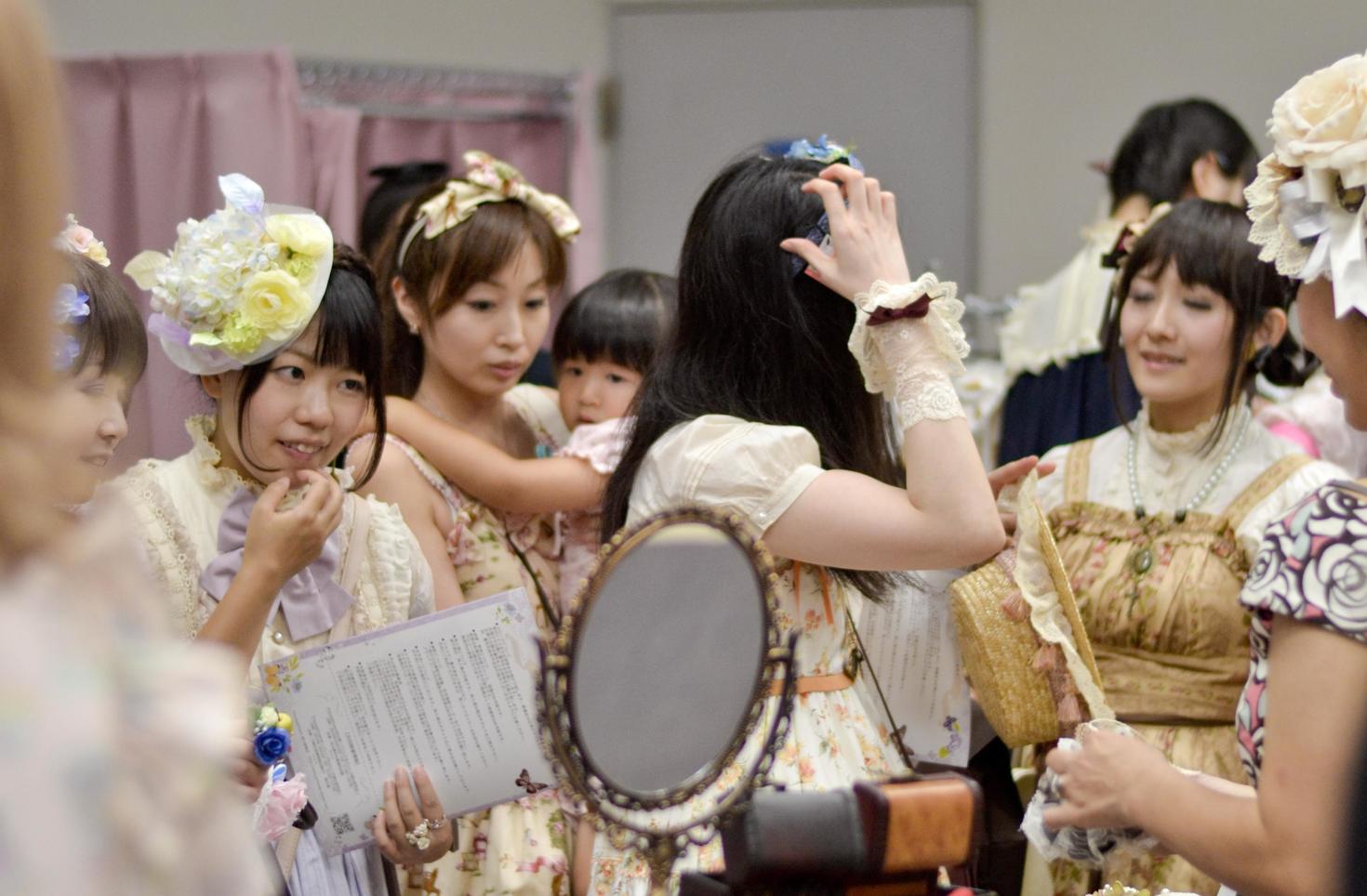 girls looking in the mirror