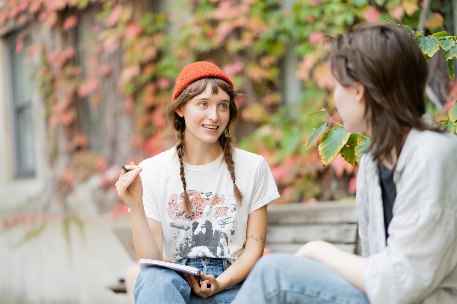 2 students chatting on campus