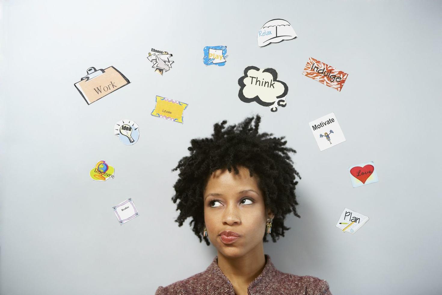 A woman wondering about projets. 