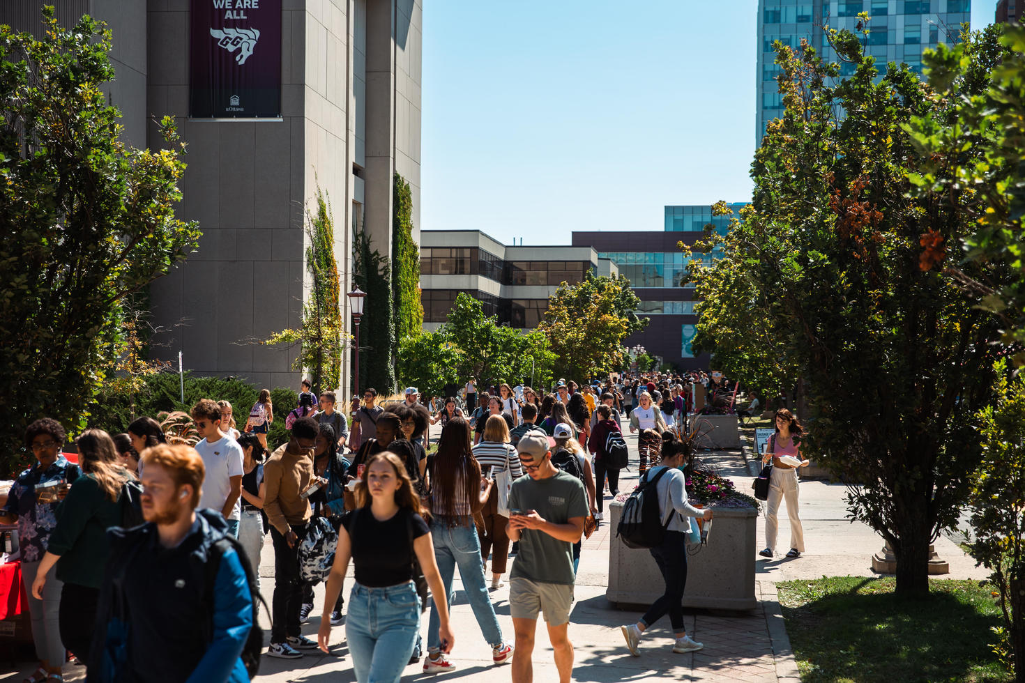 Students on the uOttawa campus