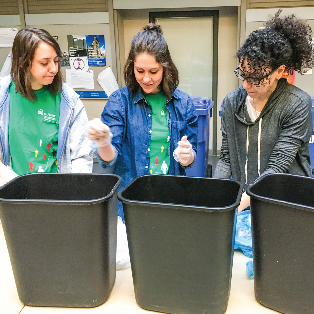 Étudiantes de l’Université d’Ottawa qui trient des ordures et font une analyse des déchets