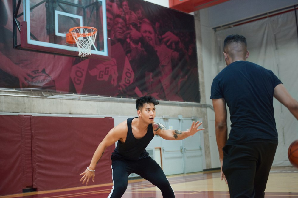 Personne en défense au basket.