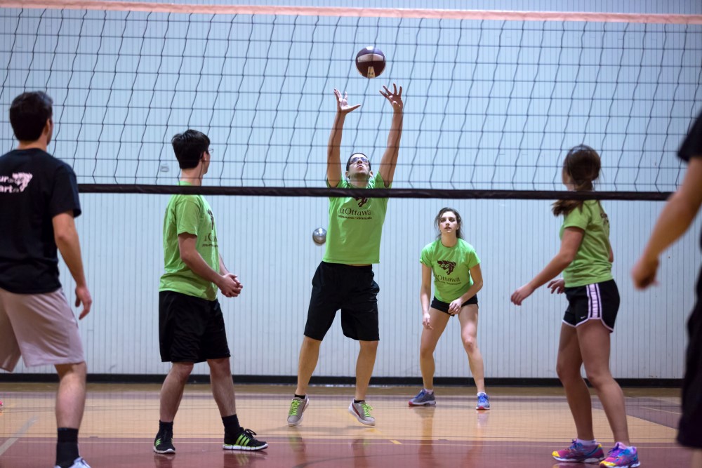 Personne faisant une passe en jouant au volley-ball.