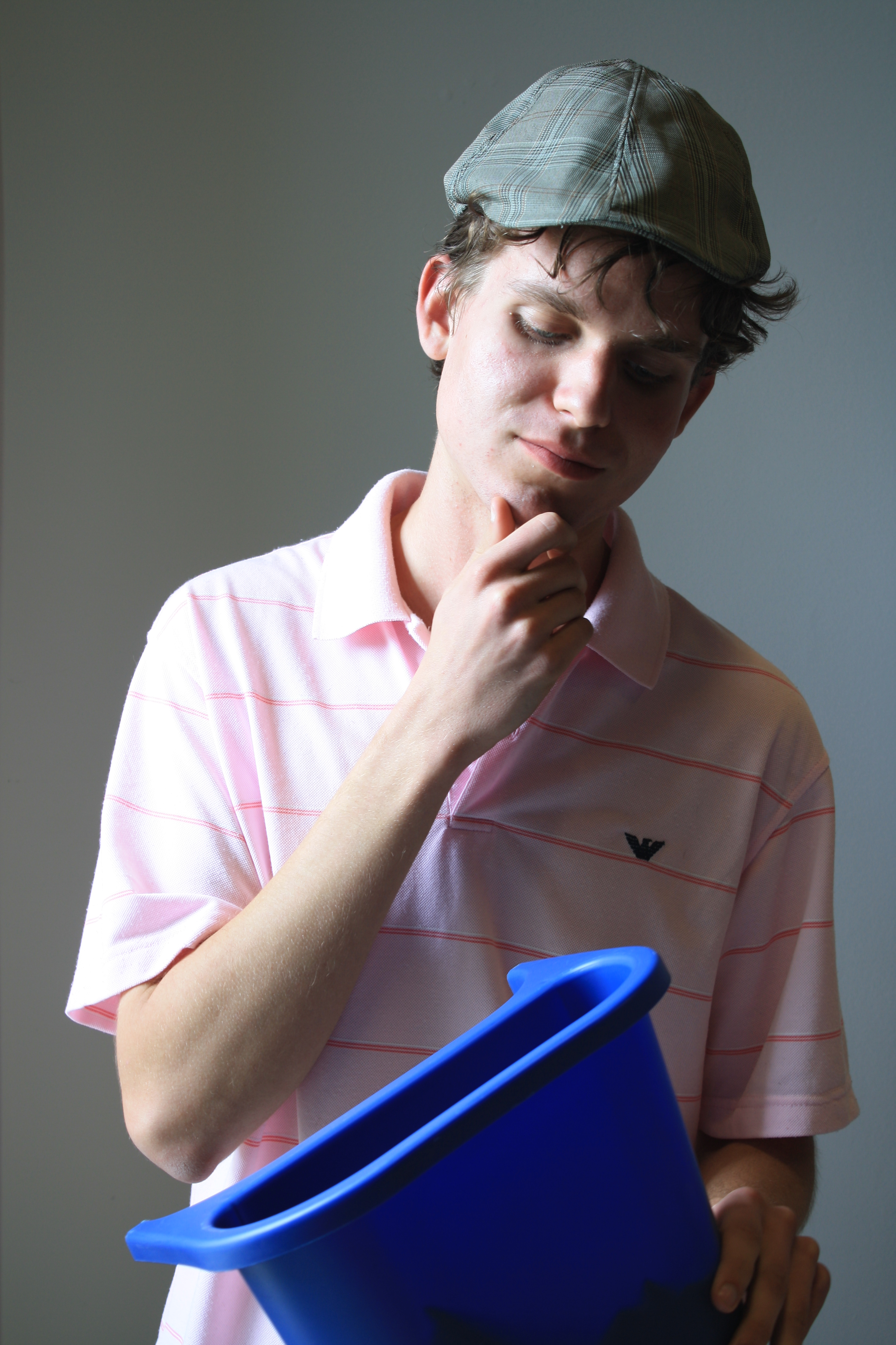 une personne tient un petit bac de recyclage