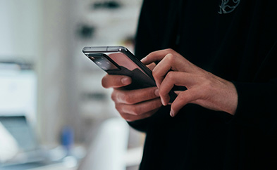 Personne qui utilise sont téléphone