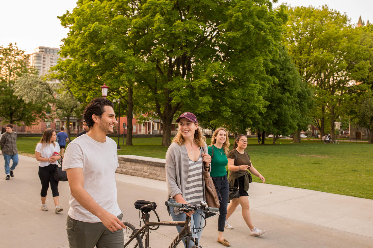 Des étudiants se promenant sur le campus.