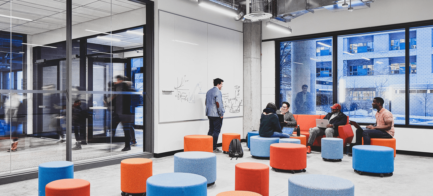 Groupe étudiant à l'intérieur de STEM