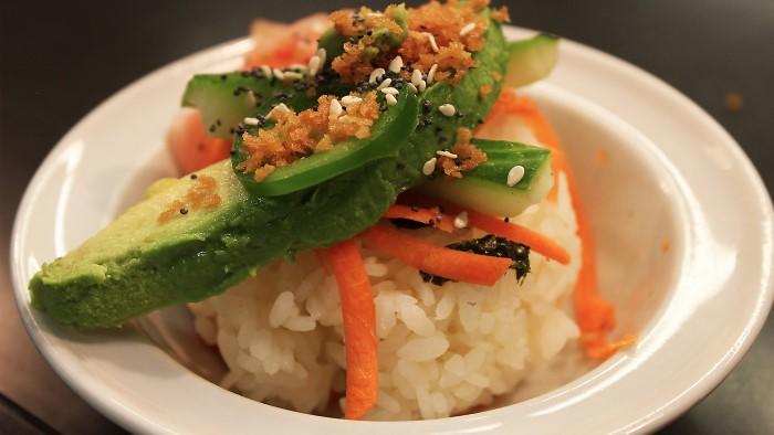 Une assiette de riz et de légumes