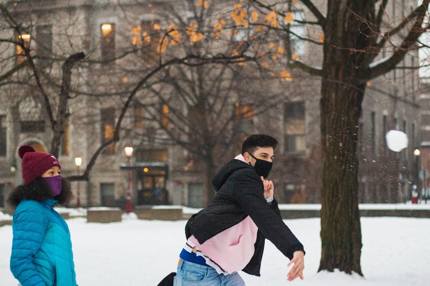 étudiant qui lance une balle de neige