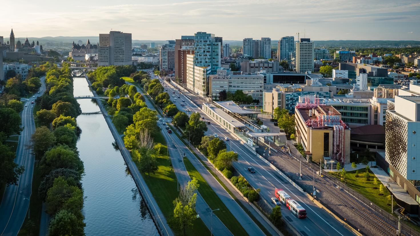 Vue à vol d'oiseau sur le campus, le canal Rideau et le LRT.
