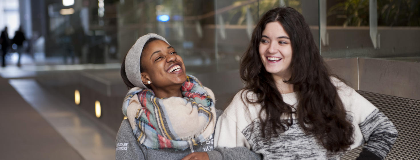 Deux étudiantes souriantes