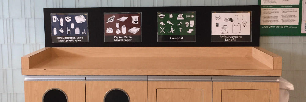 poubelle, compost et bac de recyclage sur le campus