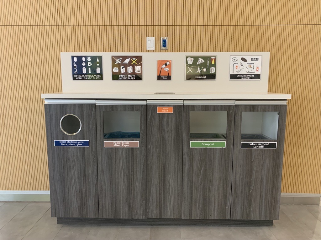 poubelle à multiples divisions pour les déchets, le recyclage et le composte