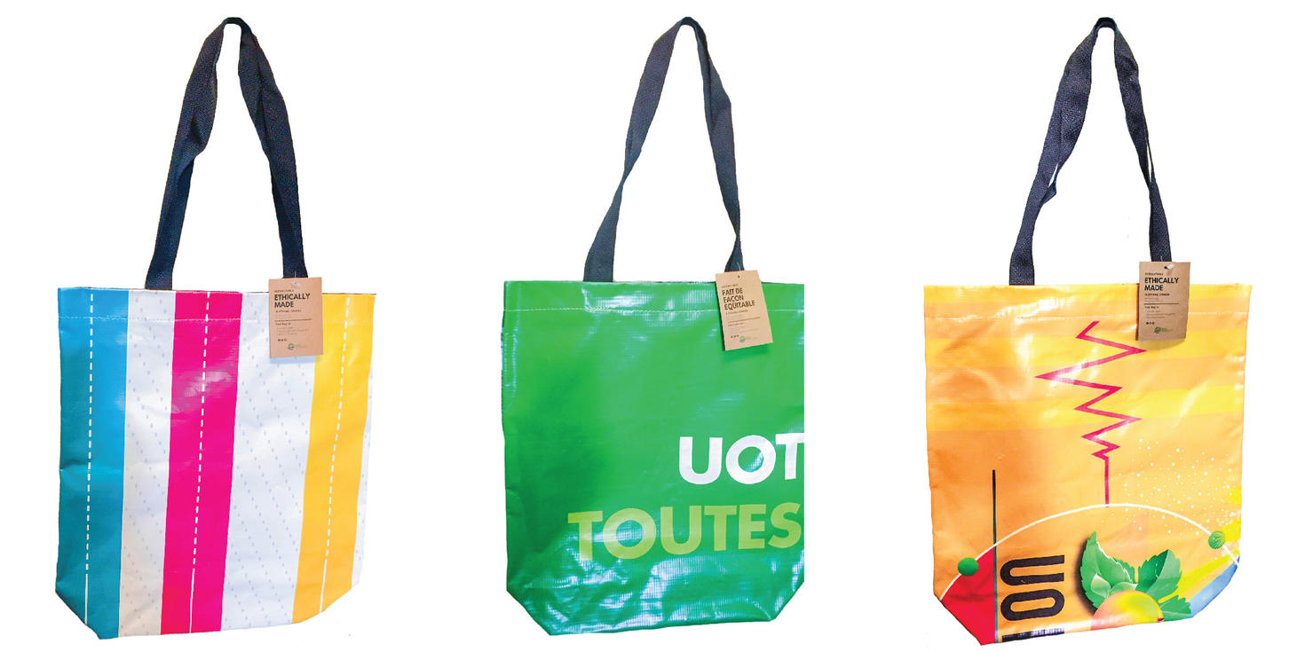 Trois sacs fabriqués à partir de bannières recyclées