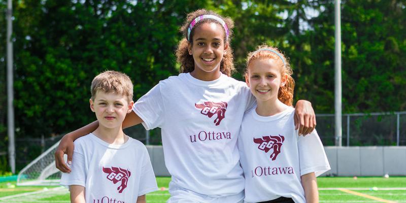 Trois jeunes portant des t-shirts GG uOttawa