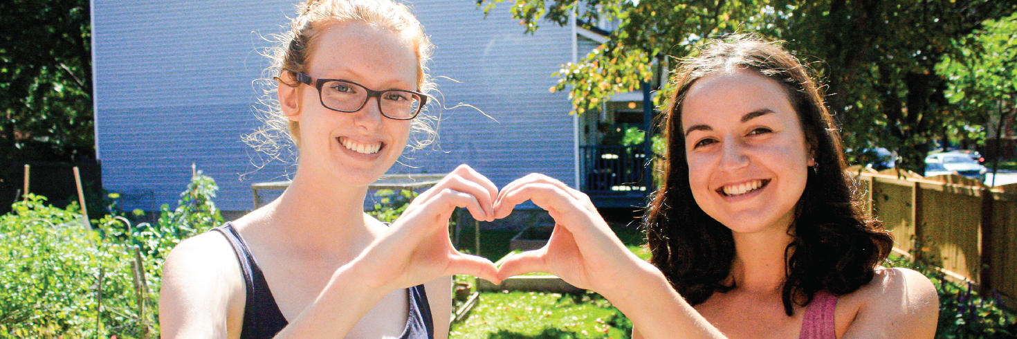 Deux étudiantes qui forment un coeur avec leurs mains