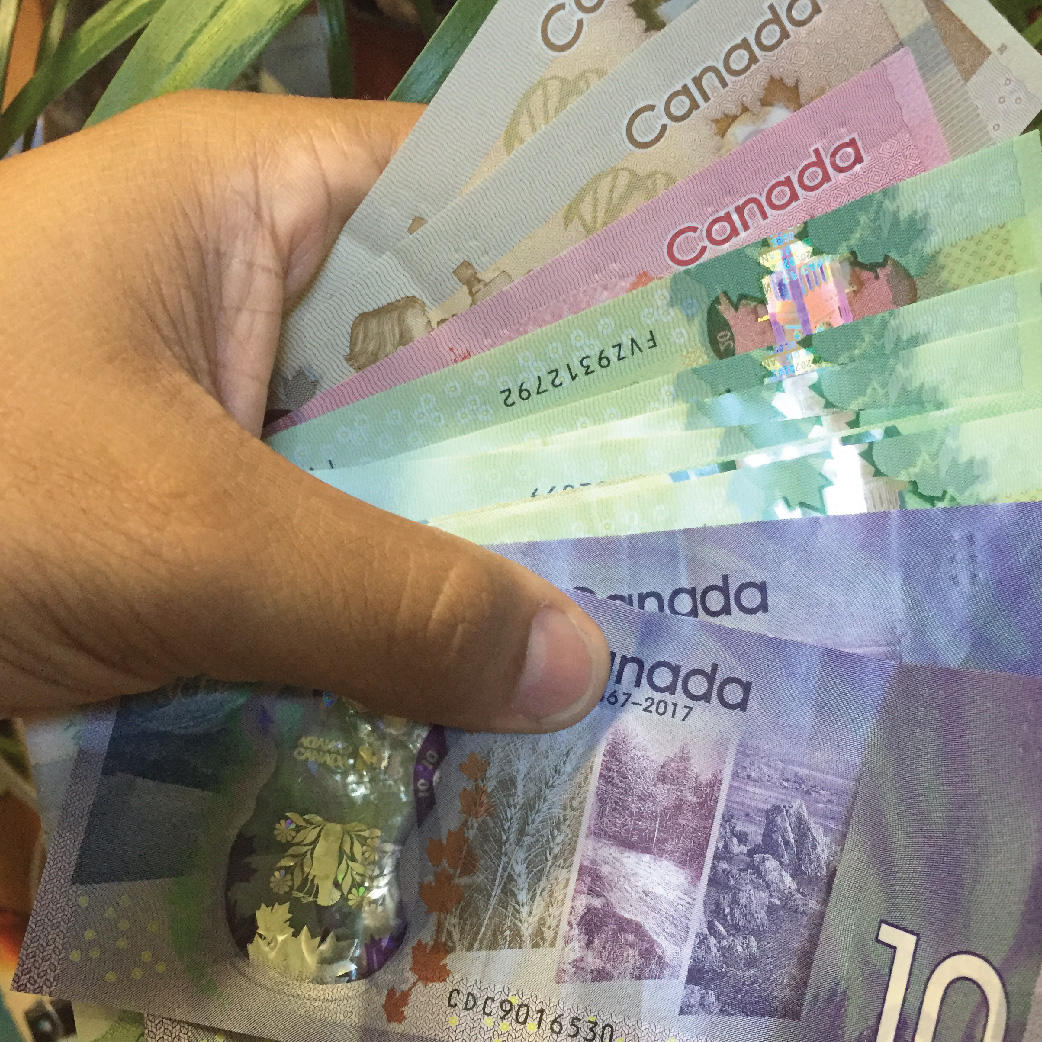 Main tenant des billets de banque canadiens