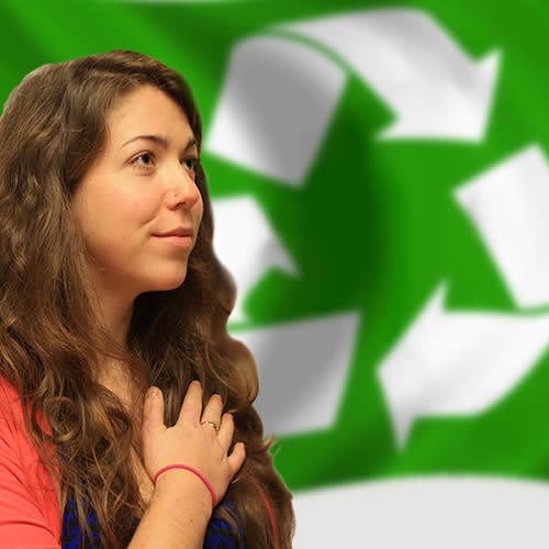 Étudiante faisant un salut devant un drapeau portant le symbole du recyclage
