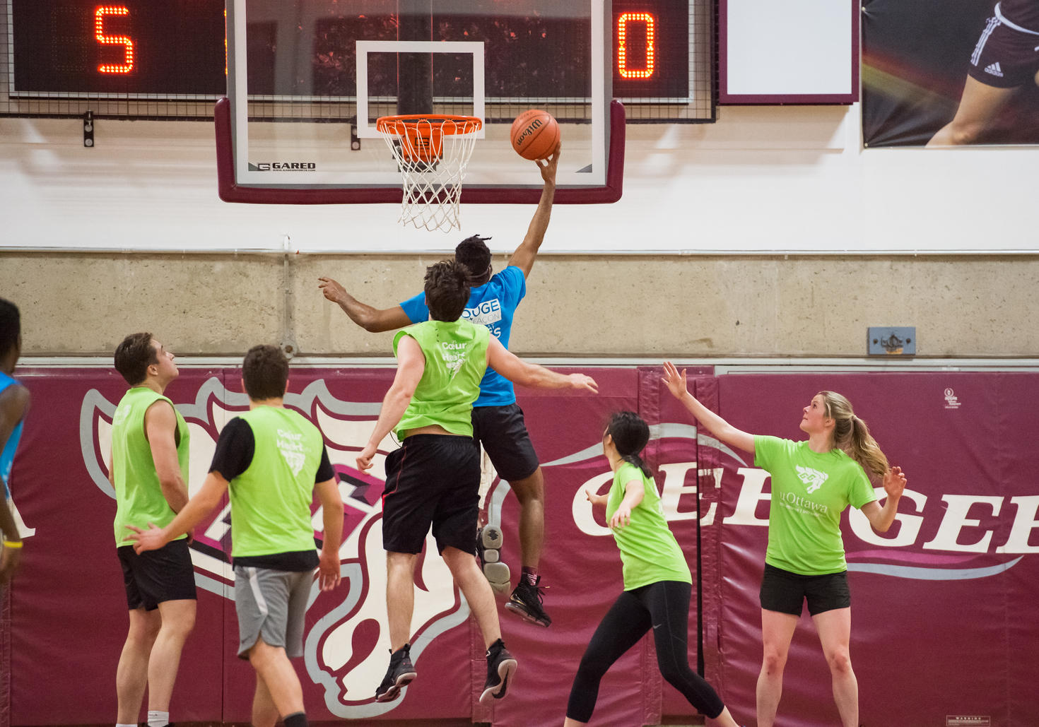Équipes jouant au basket.