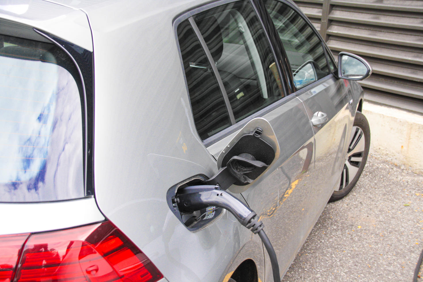 Véhicule électrique en recharge à l’Université d’Ottawa