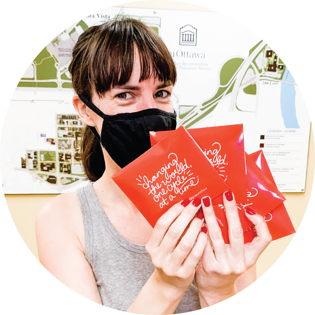 Un membre de la communauté tenant des produits menstruels