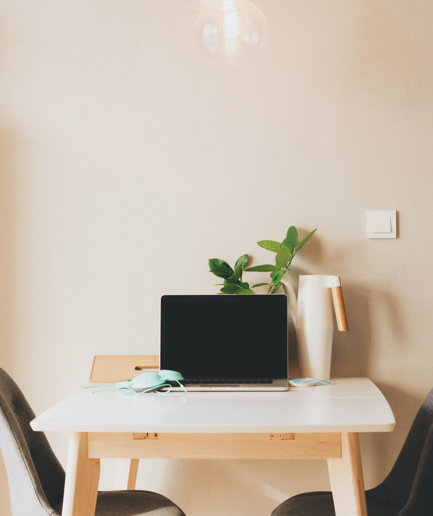 Ordinateur portable éteint dans un espace de travail