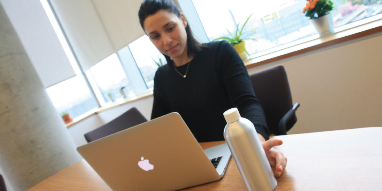 Celeste DiGiovanni travaillant à un ordinateur portable