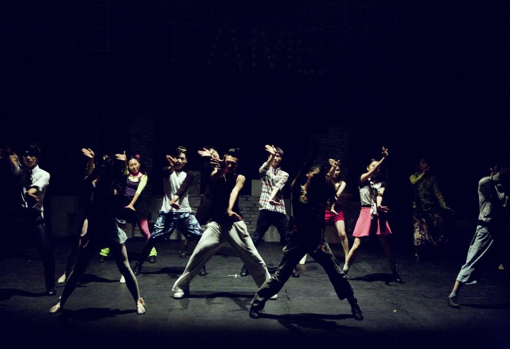 Groupe de danseurs pendant un spectacle.