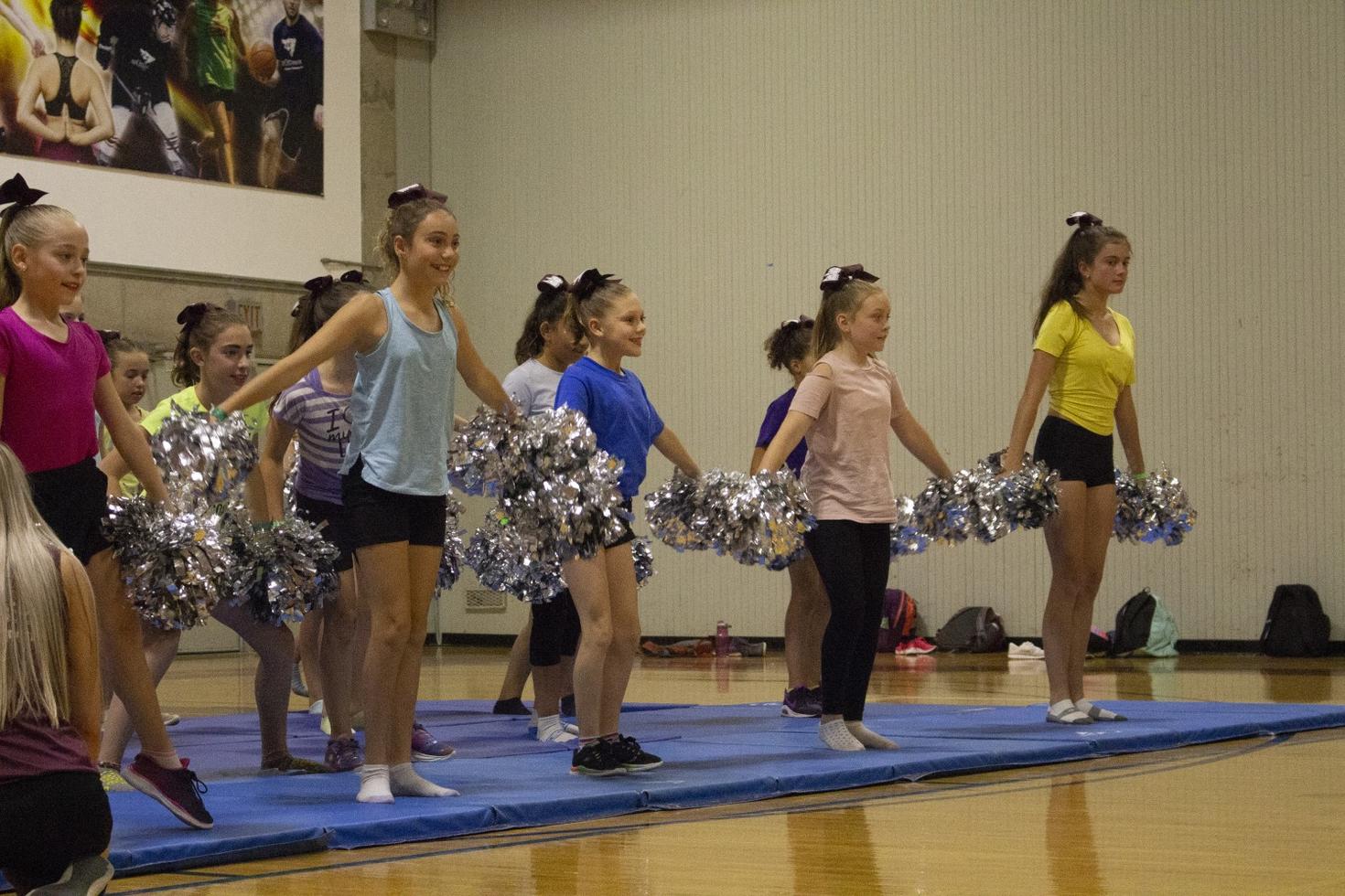 Des enfants qui font un spectacle de cheerleading.