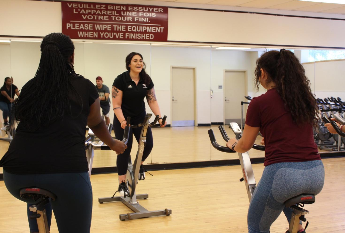 Personnes faisant du vélo dans la salle multisport