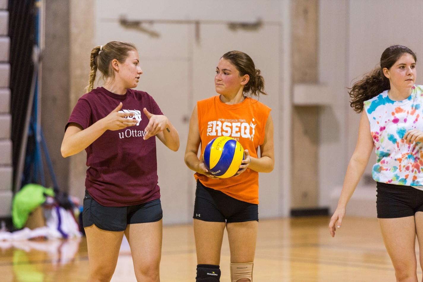 Groupe de femmes en équipement de volleyball