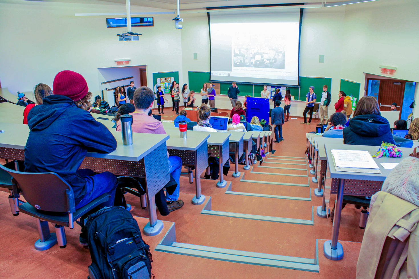 Une salle de classe pleine d'étudiants à l'Université d'Ottawa