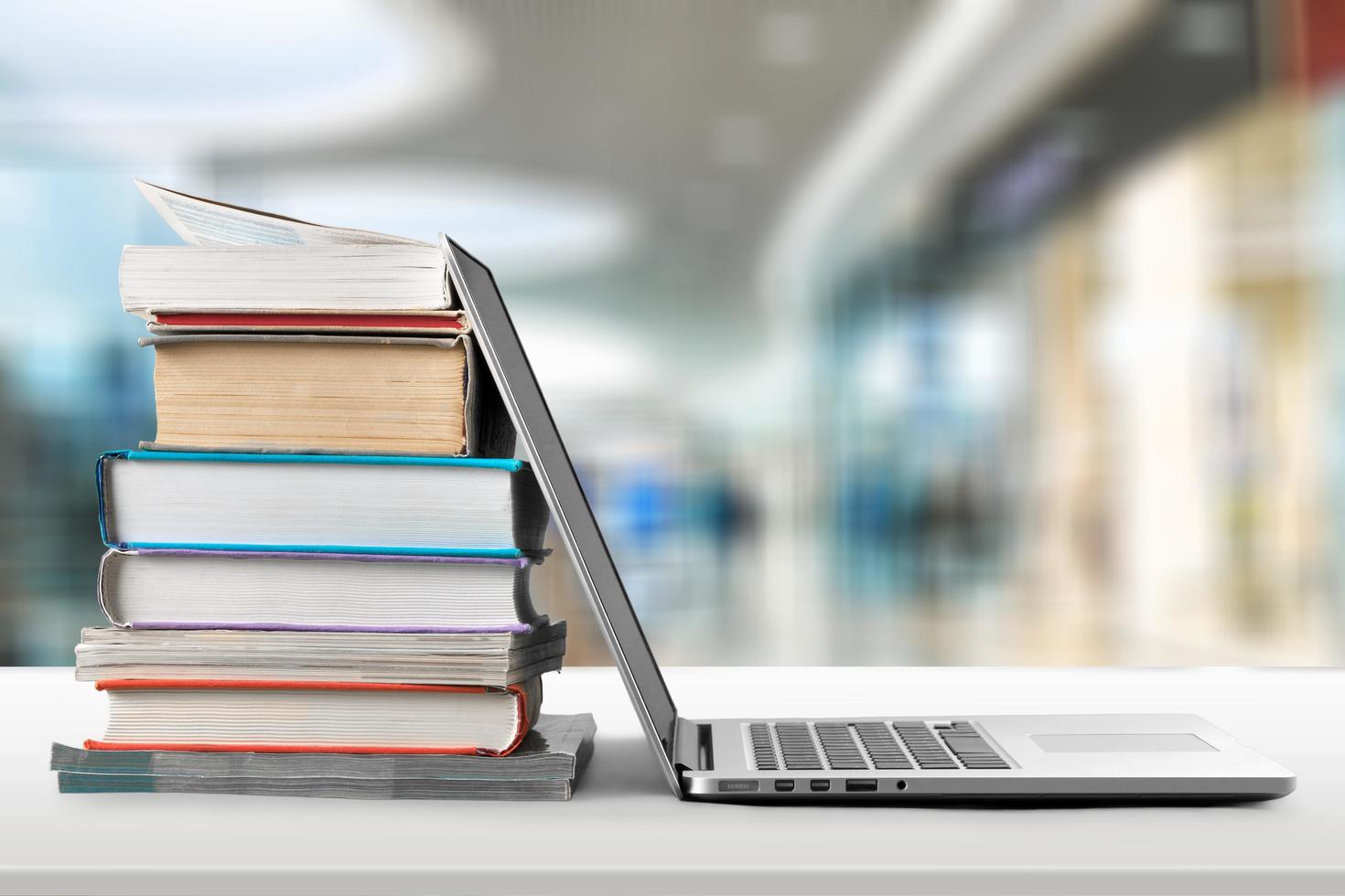 Livres et ordinateur portable