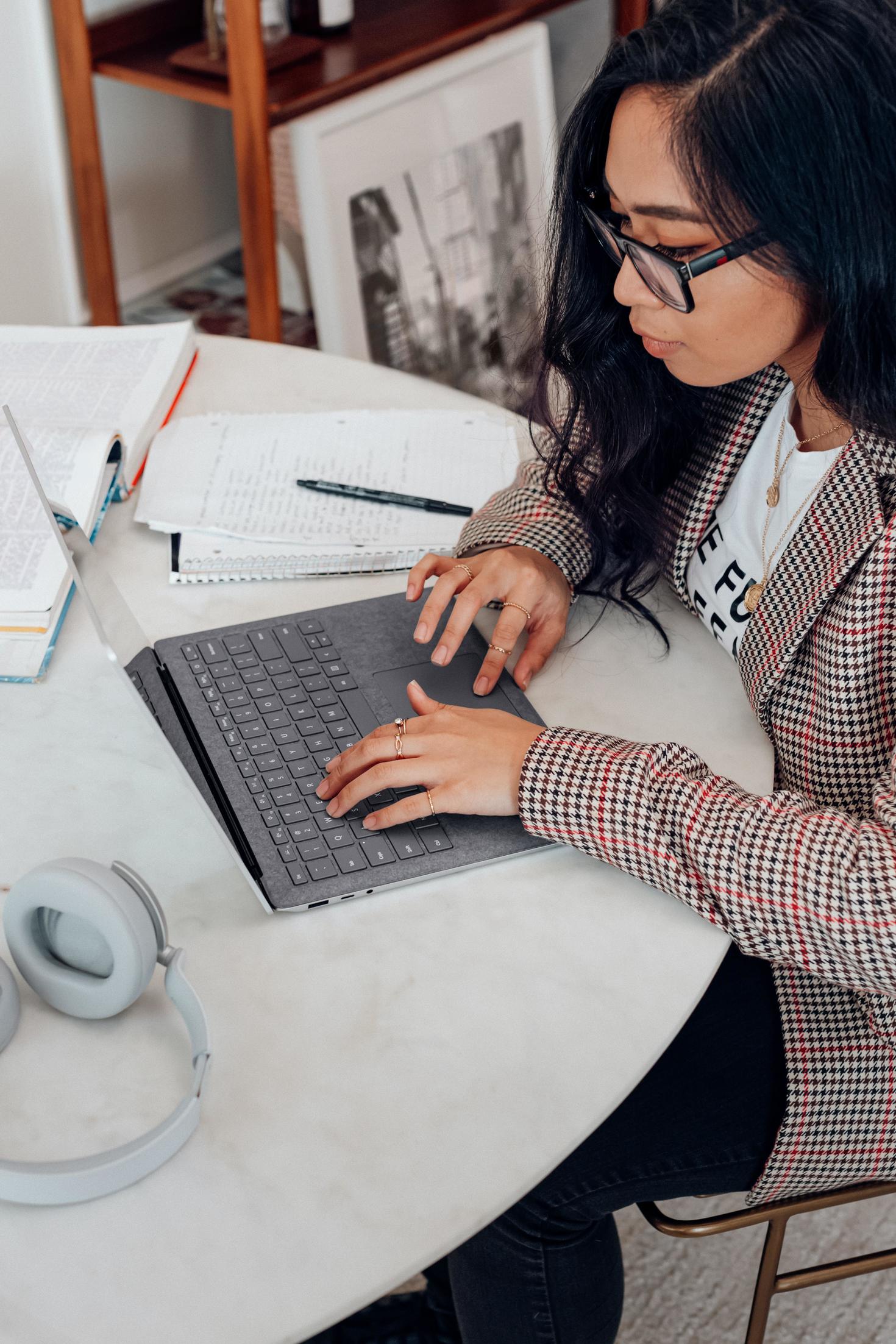 Une femme travaillant sur l'ordinateur