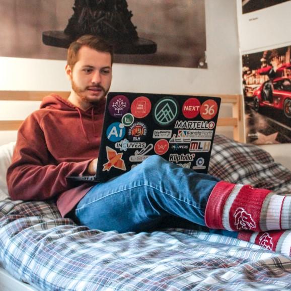 Étudiant assis sur son lit