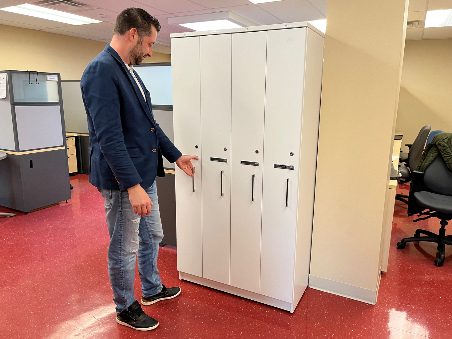 Un employé regarde des meubles