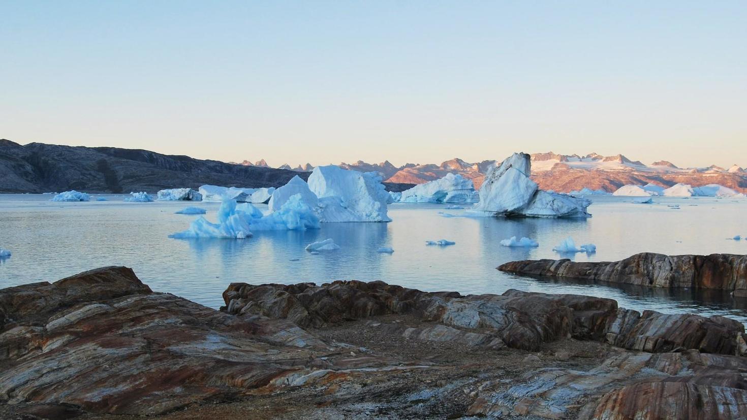 Des icebergs dans un paysage nordique