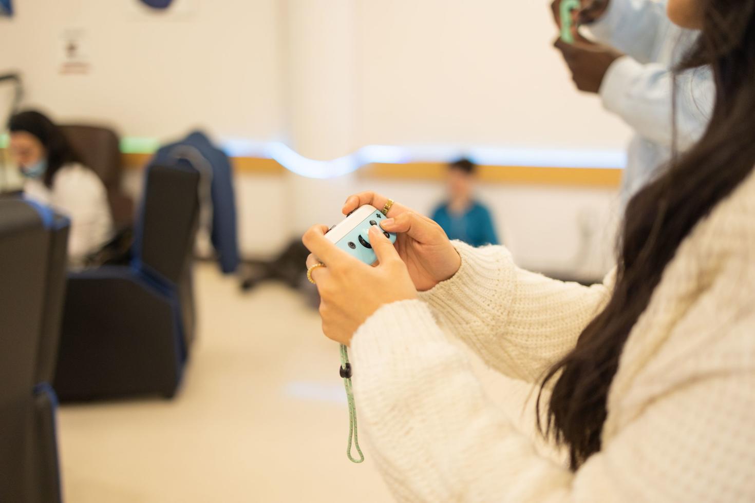 une personne qui joue à la nintendo switch