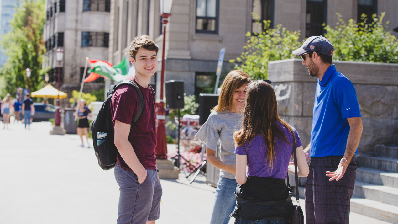 étudiant avec famille sur le campus