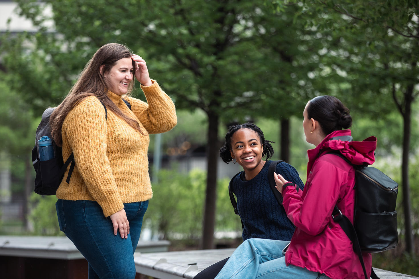 Étudiantes qui jasent dans un parc