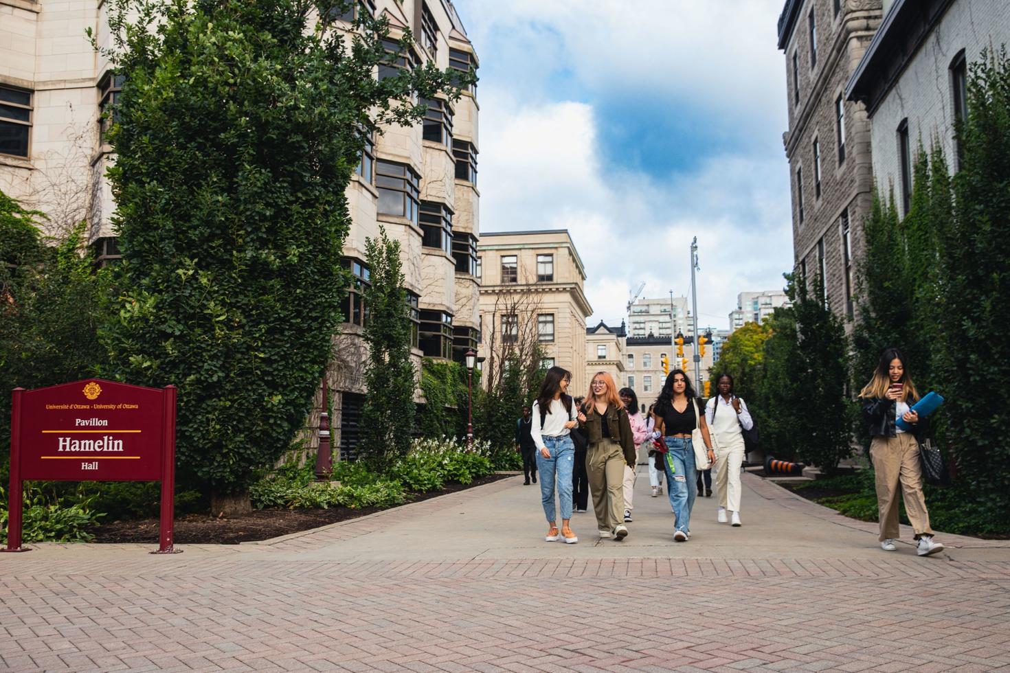 Des étudiantes et des étudiants marchent