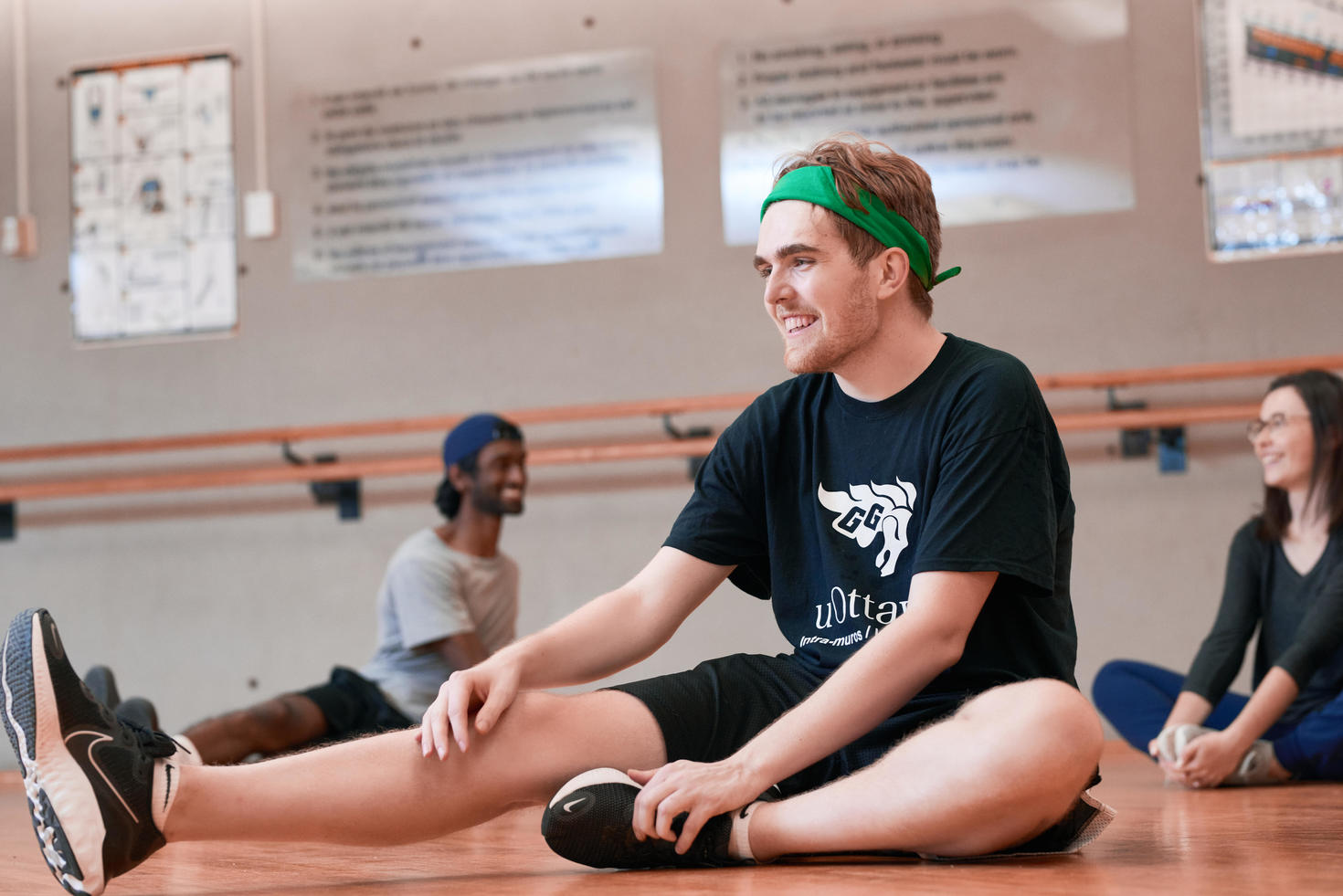 Une personne qui s'étire dans un centre sportif