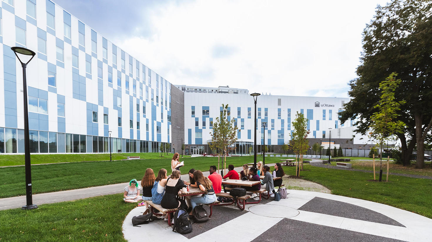 Étudiants assis à l'extérieur du nouveau complexe des sciences de la santé.