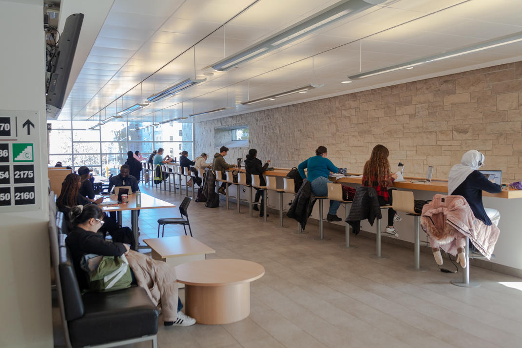 Personnes en train d’étudier à l'intérieur du Pavillon Desmarais.