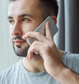 un homme au téléphone